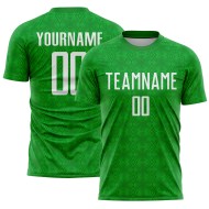 Camiseta de fútbol blanca con diseño geométrico de sublimación de césped y formas verdes personalizadas