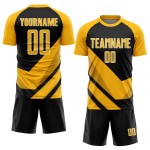 Uniforme de fútbol de sublimación con formas de flecha, camiseta dorada personalizada, negro y blanco Uniforme de fútbol de sublimación con formas de flecha, camiseta dorada personalizada, negro y blanco