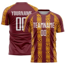 Uniforme de fútbol personalizado con sublimación, blanco, dorado y burdeos, abstracto.