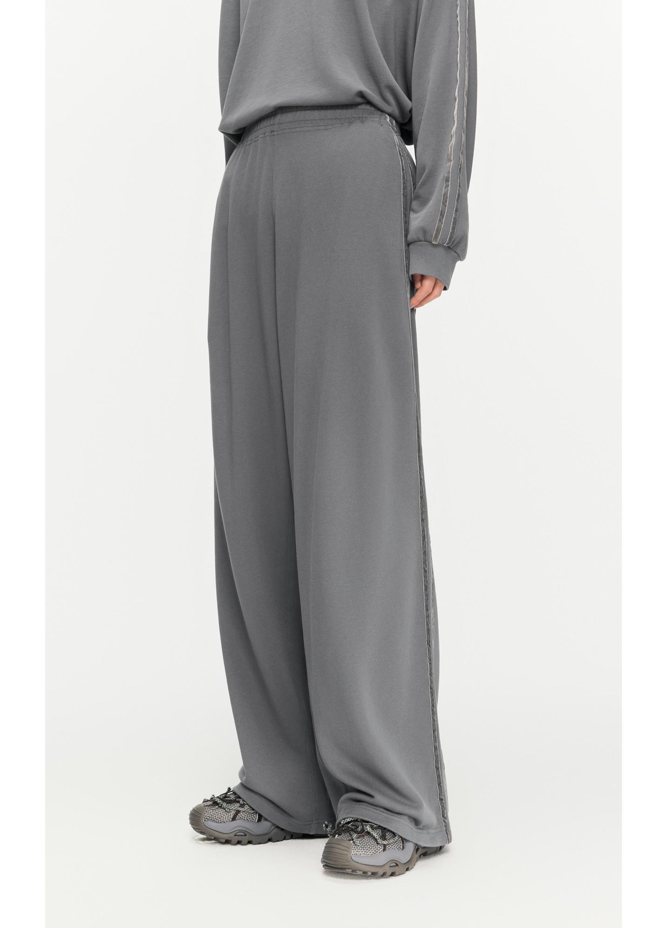 Pantalones holgados y sobrelargos